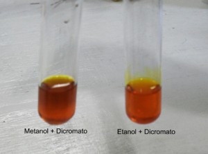 El color de la mezcla inicial es el naranja del dicromato de potasio