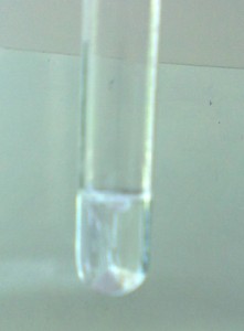 La reacción del sodio con etanol produce el burbujeo de hidrógeno