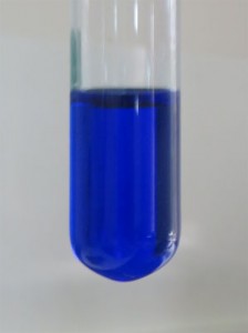 Color azul del complejo de cobre del reactivo de Fehling
