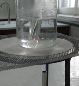 Obtención de acetato de etilo por esterificación del ácido acético con etanol.