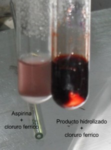 Se observa unadDiferencia importante entre la aspirina y el producto de su hidrólisis cuando se les agrega cloruro férrico.