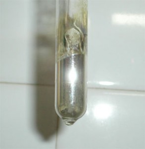 Espejo de plata producto de la reacción positiva de Tollens de la glucosa